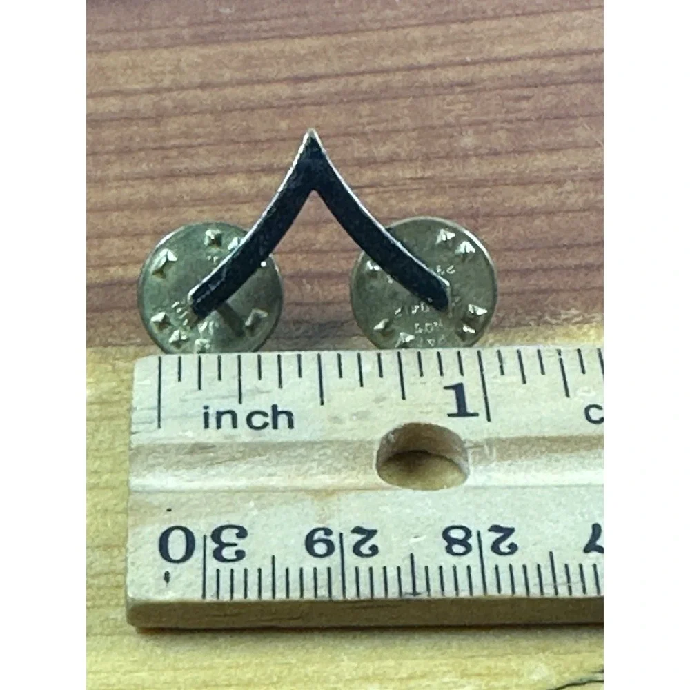 D-30 GI Army Rank Single Black Chevron Private‎ First Class Lapel Pin